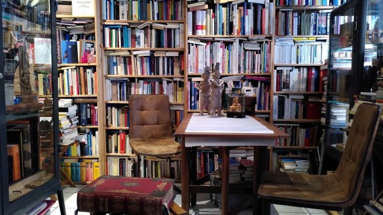 Buchhandlung & Antiquariat Naumann & Eisenbletter Ein Heim für Bücher - Antiquariat BuchHeim25